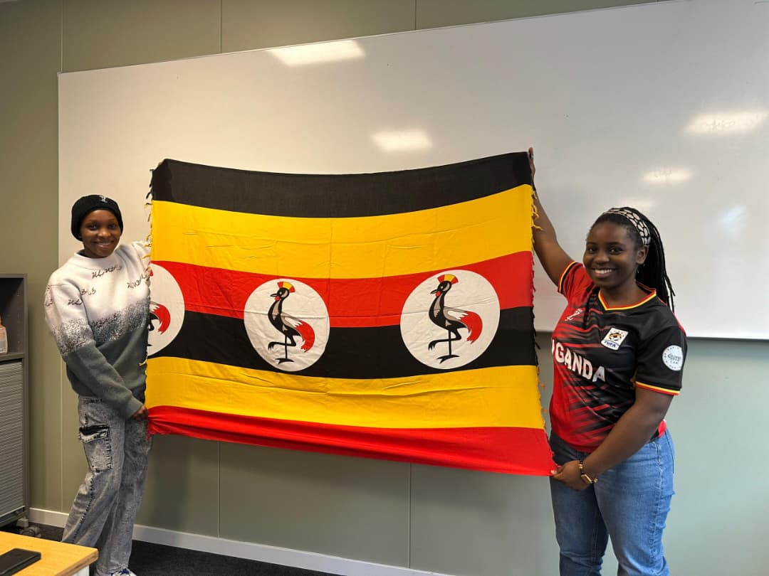 dona-og-venn-viser-uganda-flagg.